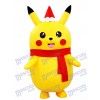 Pikachu Pokemon Pokémon Maskottchen Kostüm mit Weihnachtsmütze und rotem Schal