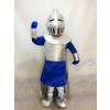 Silberner Ritter im blauen Maskottchen Kostüm Leute