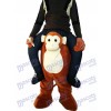 Huckepack-Affe Carry Me Ride brauner Affe mit einem Banana-Maskottchen-Kostüm