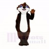 Lächelndes hochwertiges Otter-Maskottchen kostümiert Karikatur